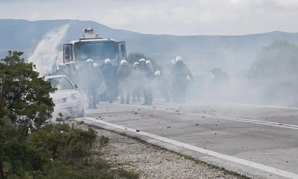 Μυτιλήνη: Οδηγός αγροτικού προσπαθεί να πατήσει άνδρες των ΜΑΤ - Βίντεο